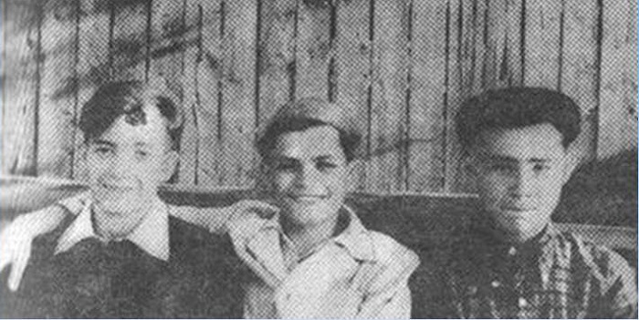 Александр Вампилов (справа) с друзьями. 1955 год
