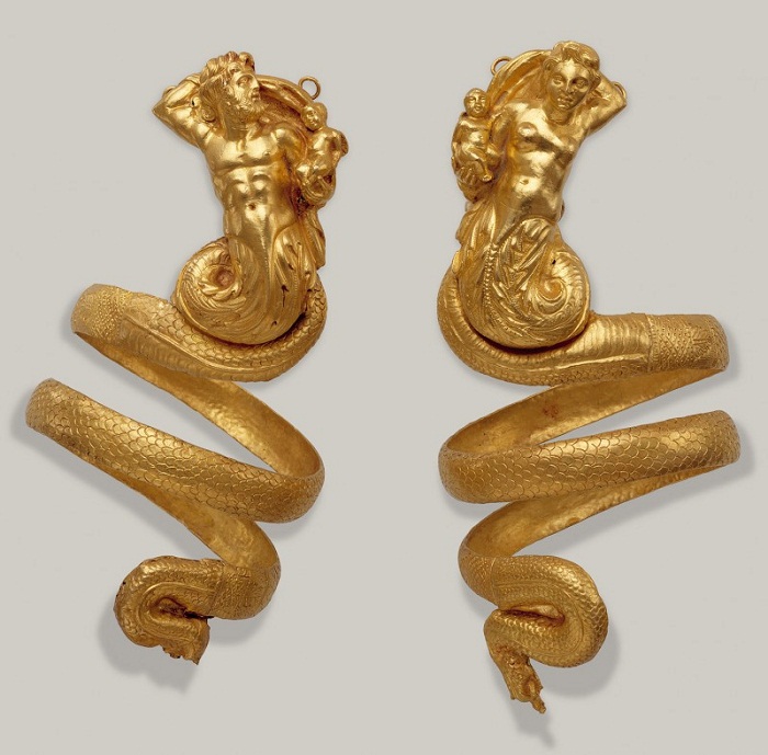 Браслеты для предплечья (Золото, II в. до н. э.) Выполнены в виде фигур тритонов - мужской и женской. Каждый тритон держит на руках маленького крылатого Эроса