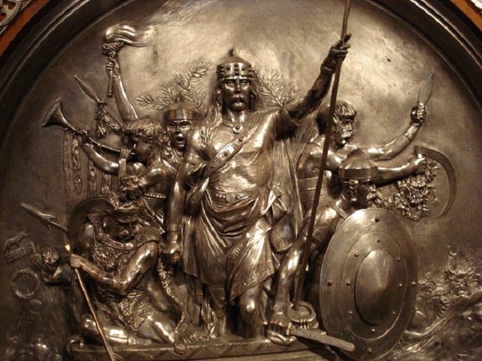 Скульптурная композиция, изображающая Меровея, победившего в сражении с гуннами (451). Посеребренная латунь. Скульптор Э.Фремье. 1867 г.