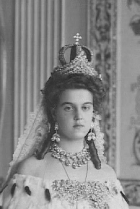 Серьги-вишни на Марии Павловне, дочери великого князя Павла Александровича, внучке Александра II. 1908.