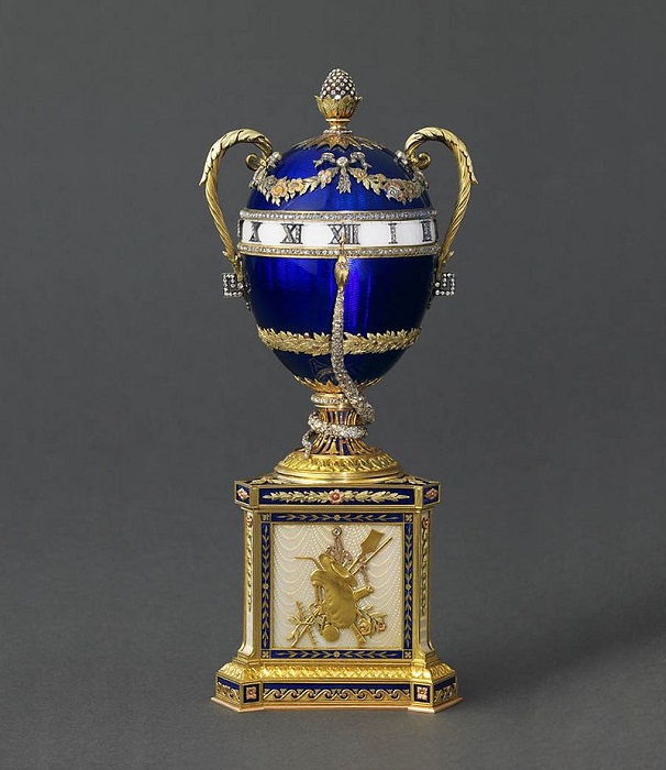 «Часы с синей змеёй». 1887 год. Первый владелец - Мария Федоровна. Сейчас находится в коллекции князя Монако Альбера II