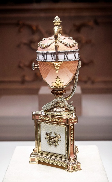 «Часы с розовой змеёй». Сделано в 1902 году мастером Михаилом Перхиным по заказу Герцогини Мальборо. Цветное четырехслойное золото, серебро, алмазы, жемчуг и розово-белая эмаль. Повторяет тип императорского яйца «Часы с синей змеёй»