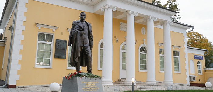 Памятник Павлу Михайловичу Фитину у здания пресс-бюро Службы внешней разведки России