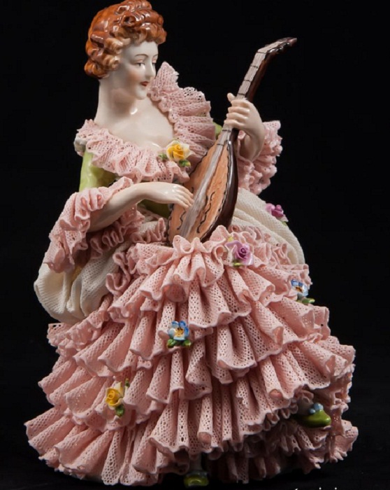 «Дама-кружевница с лютней в розовом платье», Volkstedt, Германия  