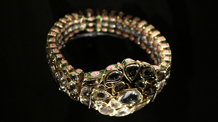 Браслет из золота и эмали, украшенный бриллиантами
