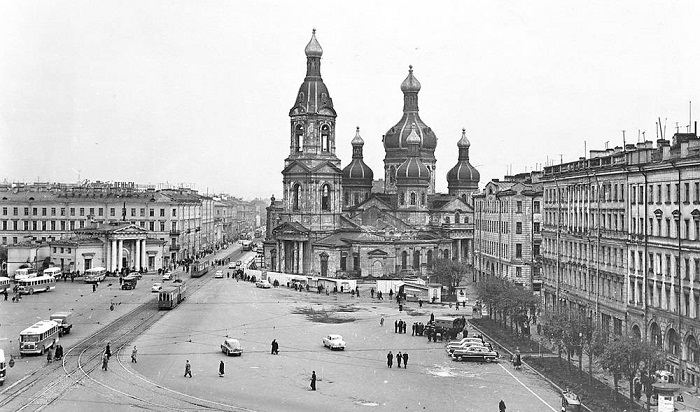 Успенский собор на Сенной площади 1960 г., храм ещё с куполами, но забор уже стоит – демонтаж начался