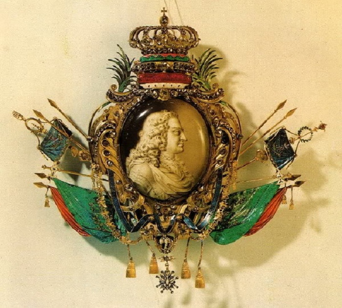 Картуш с портретом Августа Сильного на медальоне. Часть «Обелиска Августа» работы И. М. Динглингера Высота 22,5 см. Дрезден