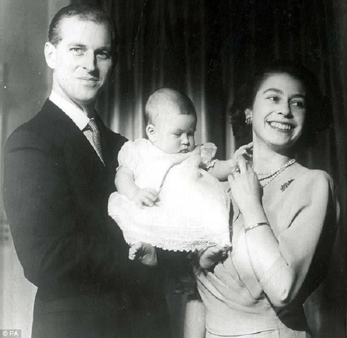 Счастливые родители с наследником (принцем Чарльзом) на руках