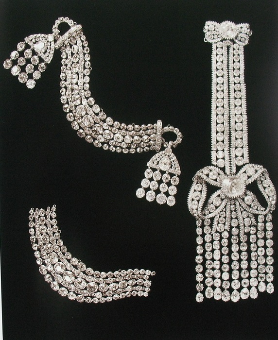 Бриллиантовые эполеты. Первые две датируются началом XIX в.; третья – из золота, эпохой Екатерины II. Алмазный фонд