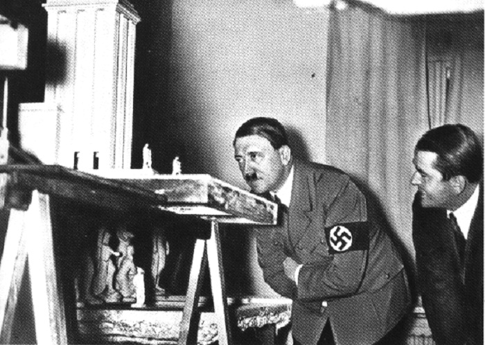 Гитлер контролирует ход подготовки к выставке