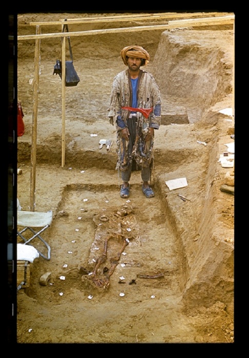 Афганский крестьянин Худайдот позирует фотографу  у погребения 1: именно здесь он обнаружил золото Бактрии