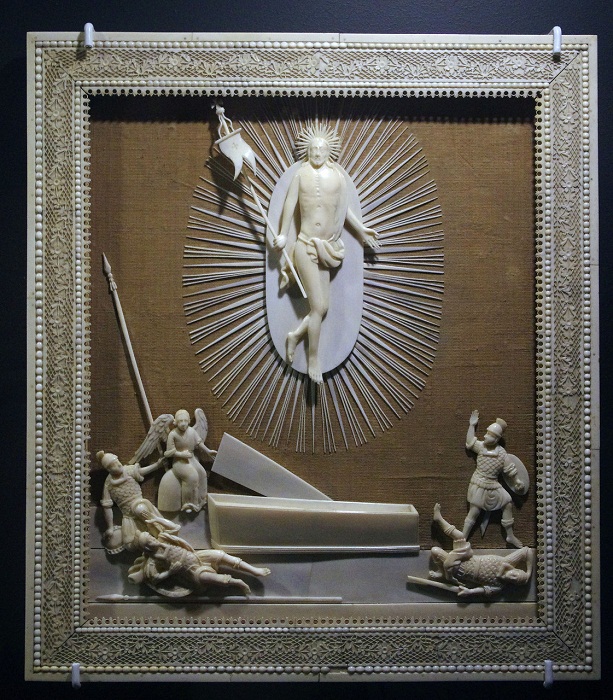 Икона «Воскресение»,первая половина XIX века Работа холмогорского мастера Кость, дерево, ткань, ажурная резьба, рельефная резьба