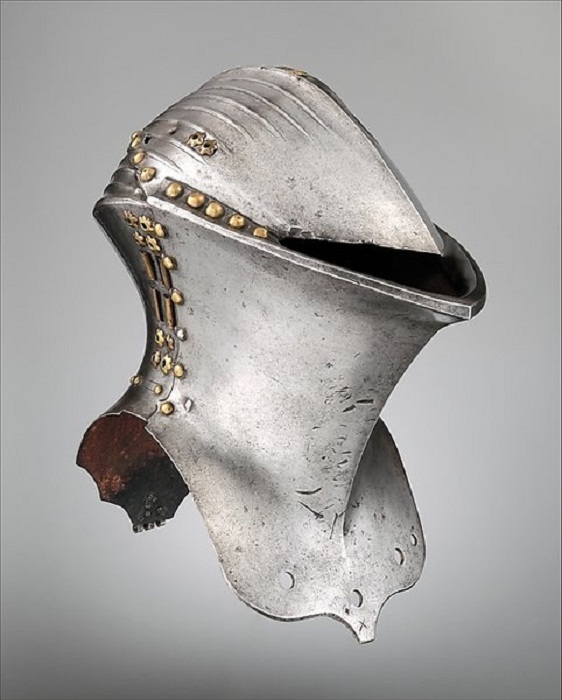 Stechhelm или шлем "Лягушачья пасть". Использовался конными рыцарями с 14-го по 17-й века. Шлем из музея Метрополитен, ок. 1500 г.