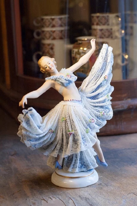 Фарфоровая статуэтка танцовщицы-балерины кружевница. ACKERMANN & FRITZE (Volkstedt, Thuringia, Germany) 