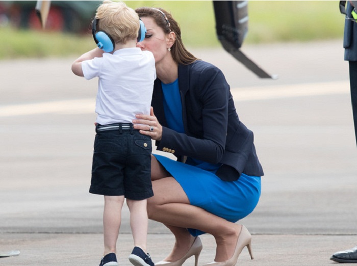 Герцогиня успокаивает сына, 8 июля 2016 года