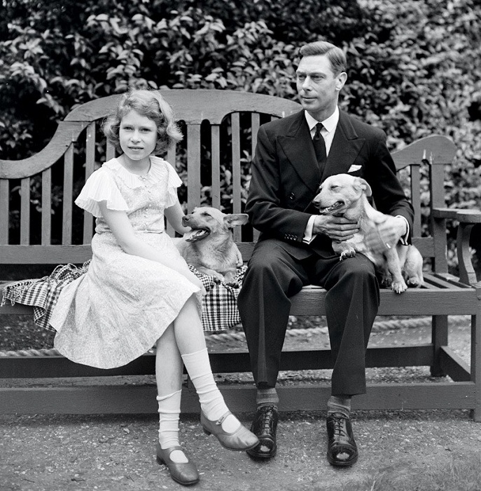 Елизавета и ее отец, будущий король Георг VI, в Лондоне с собаками Дуки и Джейн, 1936 год
