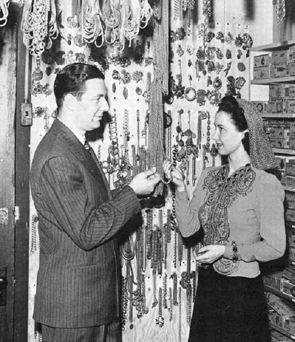 Joseff и актриса  Katherine Wilson рассматривают цепочки на складе украшений Joseff of Hollywood