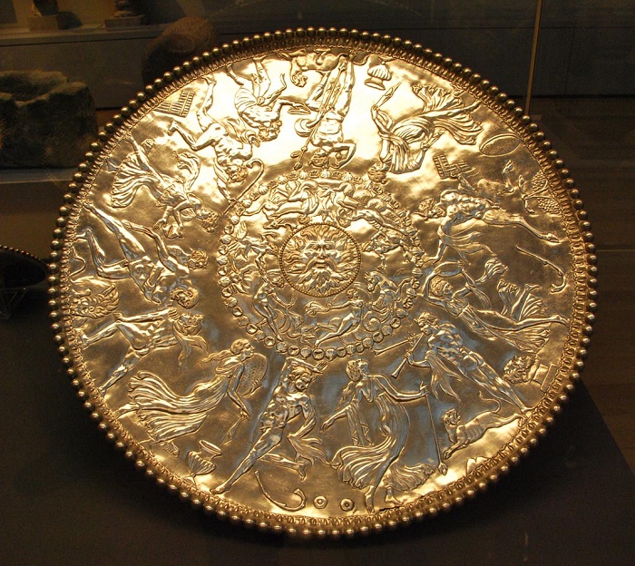 Блюдо «Тритон» диаметром ок. 60 см, позолоченное серебро. Британский музей