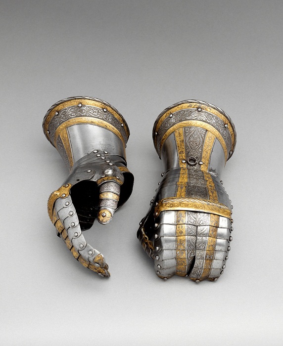 Пара перчаток от доспехов Филиппа II. Германия, Аугсбург. 1554-1558 гг. Сталь, кожа, золото