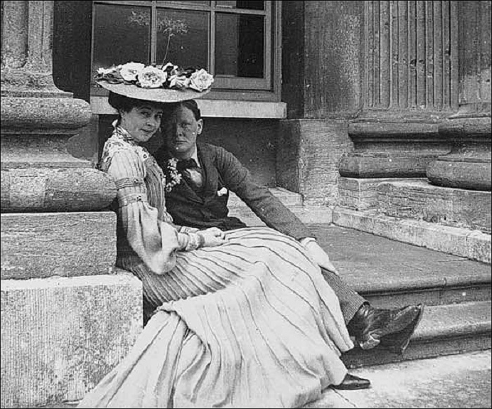 Консуэло с кузеном Уинстоном Черчиллем на ступеньках парадного входа дворца Бленхейм