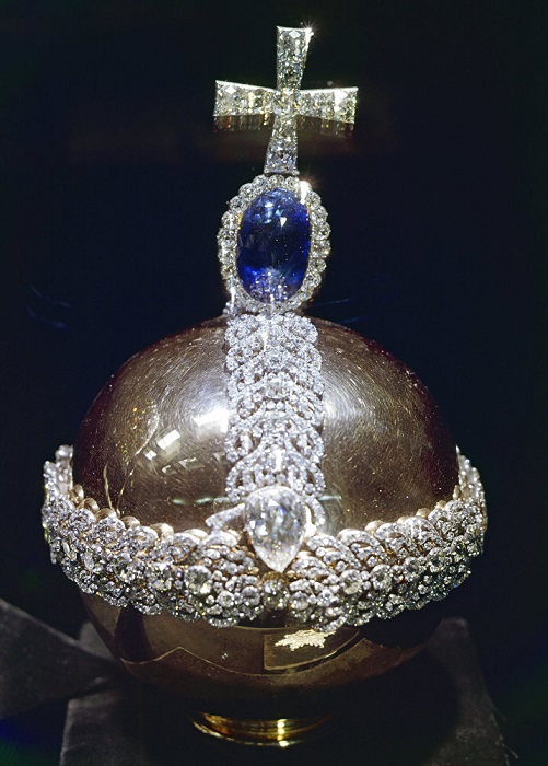 Держава императорская 1762 г. Золото, бриллианты, целонский сапфир (200 карат), алмаз (46,92 карата), серебро Высота с крестом 24 см