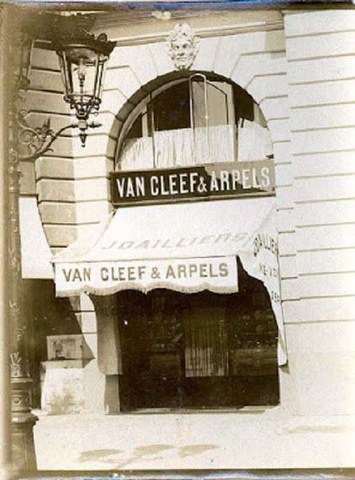 Одна из первых фотографий магазина на знаменитой Вандомской площади Парижа, сделанная в 1910 г.