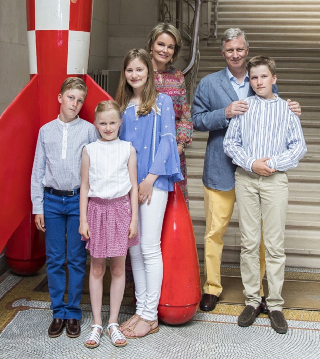 Король Бельгии Филипп, королева Матильда с детьми - принцесса Елизавета (2001), принц Габриэль (2003), принц Эммануэль (2005) и принцесса Элеонора (2008)