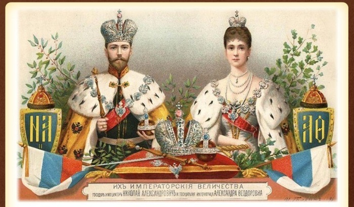 Николай II с супругой в императорских коронах.