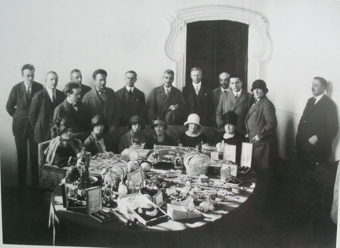 Комиссия по отбору изделий для продажи на аукционе «Кристи» в Лондоне в 1927г.