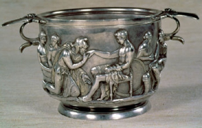 Римская чаша из позолоченного серебра. Царь Трои Приам просит у Ахилла тело своего убитого сына Гектора,   1-й век до н.э. 
