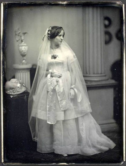 Пример безупречного стиля Викторианской эпохиа: свадебное платье с приспущенными рукавами и пышной двухуровневой юбкой. 1850 год
