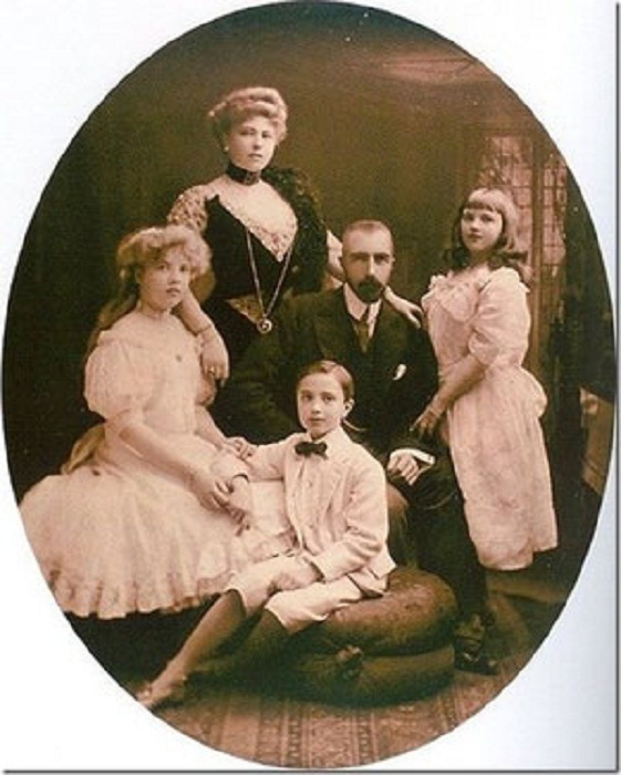 Супруги Михаил и София с детьми