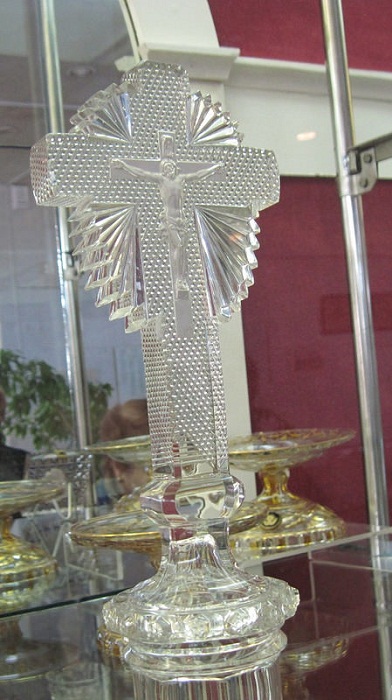 Хрустальное распятие. В толщу хрустального креста вплавлено маленькое фарфоровое распятие, 1830 годы