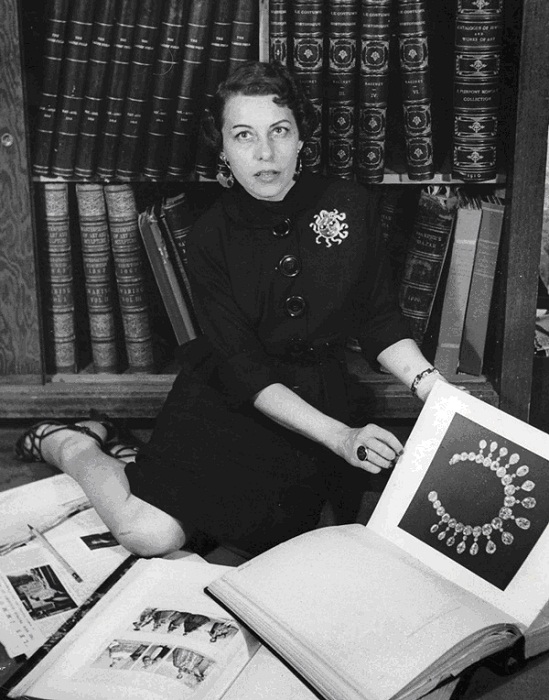 Джоан в библиотеке Джозефа в 1937году, на ней брошь-солнце от  Джозефа