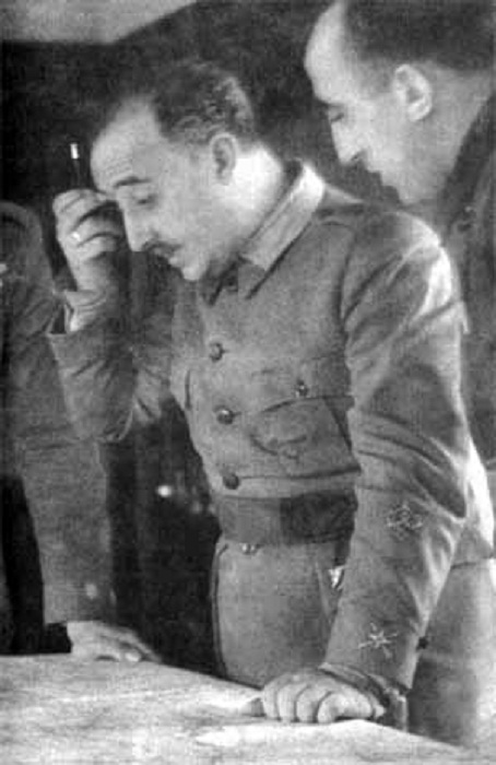 Генерал Франко обдумывает военную операцию в Теруэле. Декабрь 1937 года