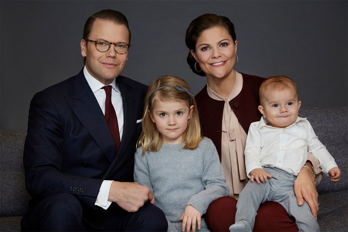 Принцесса Швеции, герцогиня Эстергётландская - дочь наследницы шведского престола кронпринцессы Виктории и ее супруга, герцога Вестергётландского Даниэля Вестлинга  с братом Фото: legion-media.ru