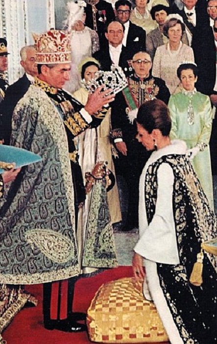 Шах коронует императрицу Фарах на церемонии коронации в 1967 г.