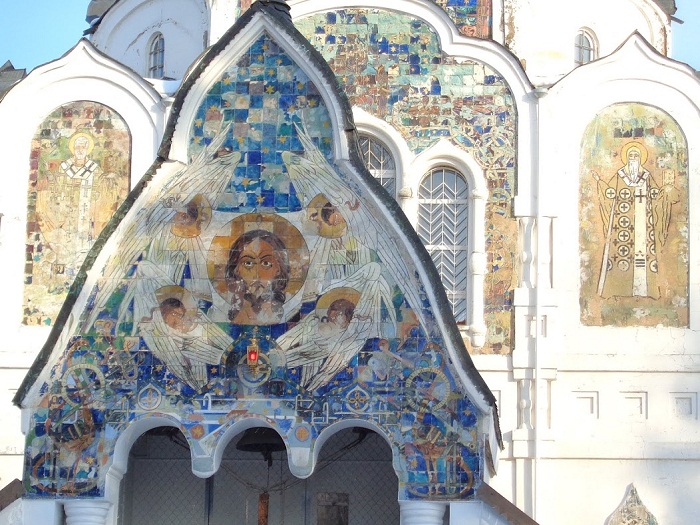 Фрагменты майолики с фасада церкви по эскизам С.И. Вашкова