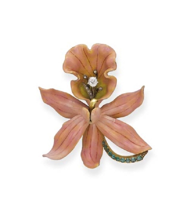 Фарнхэм. Орхидея Calante Veitchii. Матовая  бежево-розовая эмаль. Нежно-зелёная  в центре с бриллиантовой тычинкой.  Изумрудный стебель. 1890 год. 