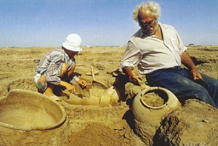 Археолог Виктор Сарианиди на раскопках