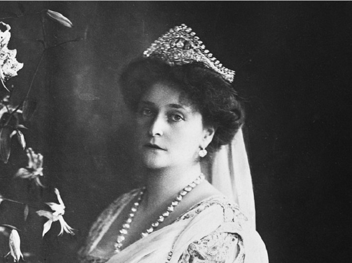 Императрица Александра Федоровна в лучистой тиаре Елизаветы Алексеевны, 1910-е годы
