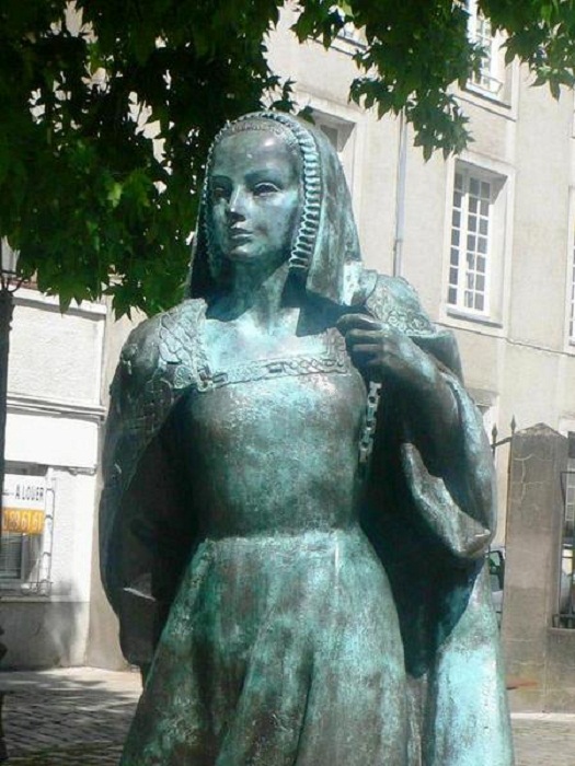 Памятник Анне Бретонской в Нанте