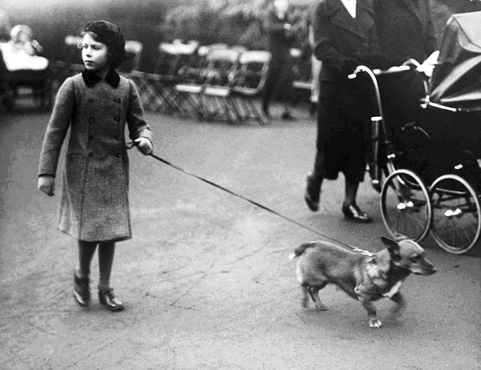 Будущая королева на прогулке со своим питомцем в лондонском Гайд-парке, 1940 год