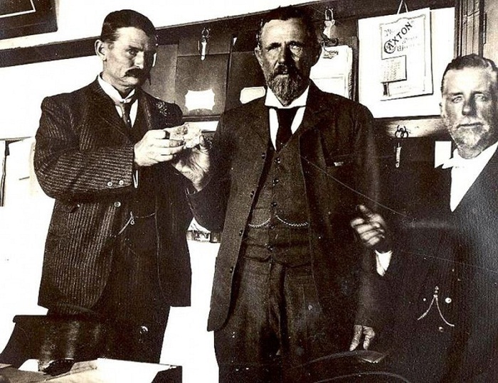 Томас Куллинан (крайний слева) со знаменитым алмазом