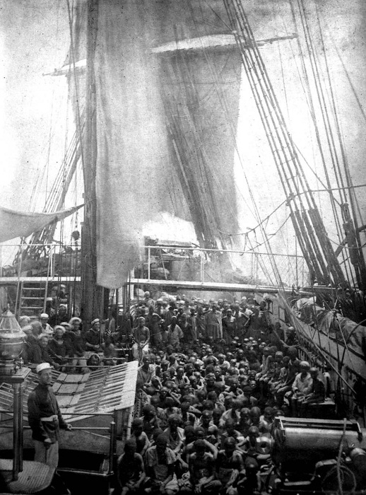 Спасенные восточноафриканские рабы на переполненной палубе HMS Daphne, британского военно-морского судна, у побережья Занзибара. 1868 год