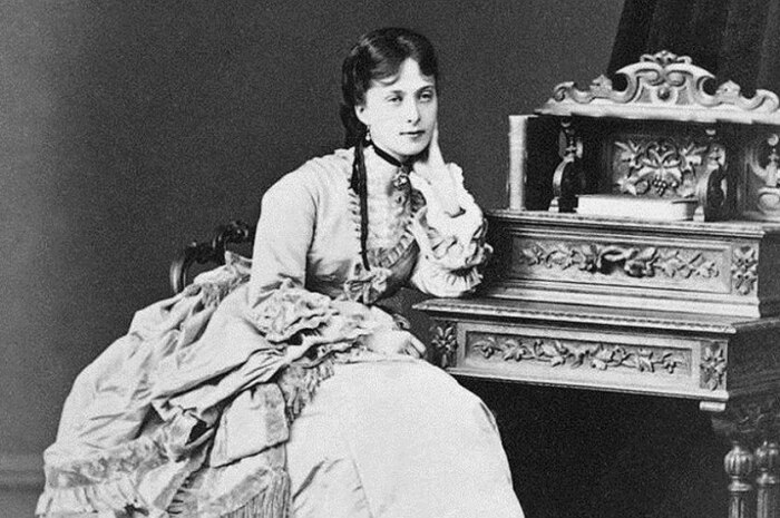 Когда император Александр II встретил Екатерину Долгорукову, ей было всего одиннадцать лет и называли её Катенька. Это произошло в 1859 году. /Фото: levelvan.ru