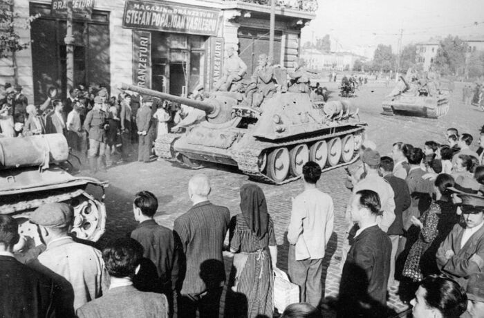 Советские войска входят в Бухарест. /Фото: war-book.ru
