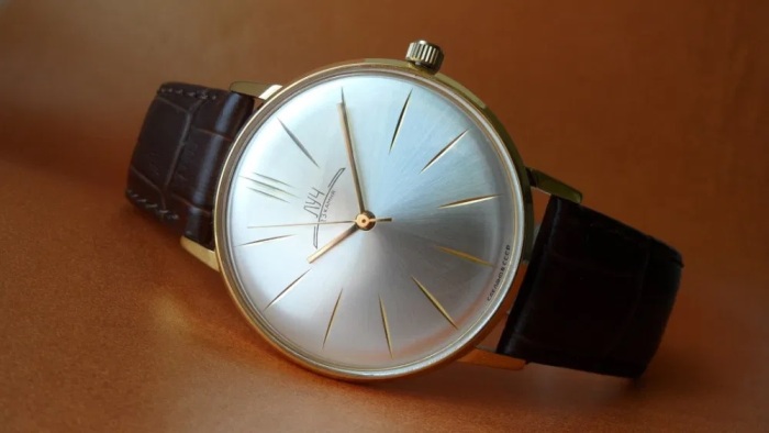 Часы «Луч» отличались минималистическим и очень элегантным дизайном. /Фото: ireland.apollo.olxcdn.com 