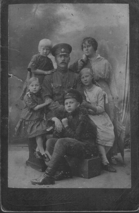 Семья Гайдара, 1912 год. /Фото: музейгайдараварзамасе.рф