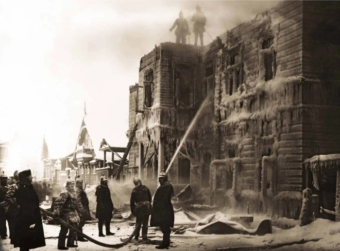 Пожарные 19 века. /Фото: avatars.dzeninfra.ru